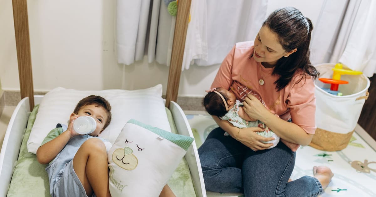 Mãe a amamentar o bebé