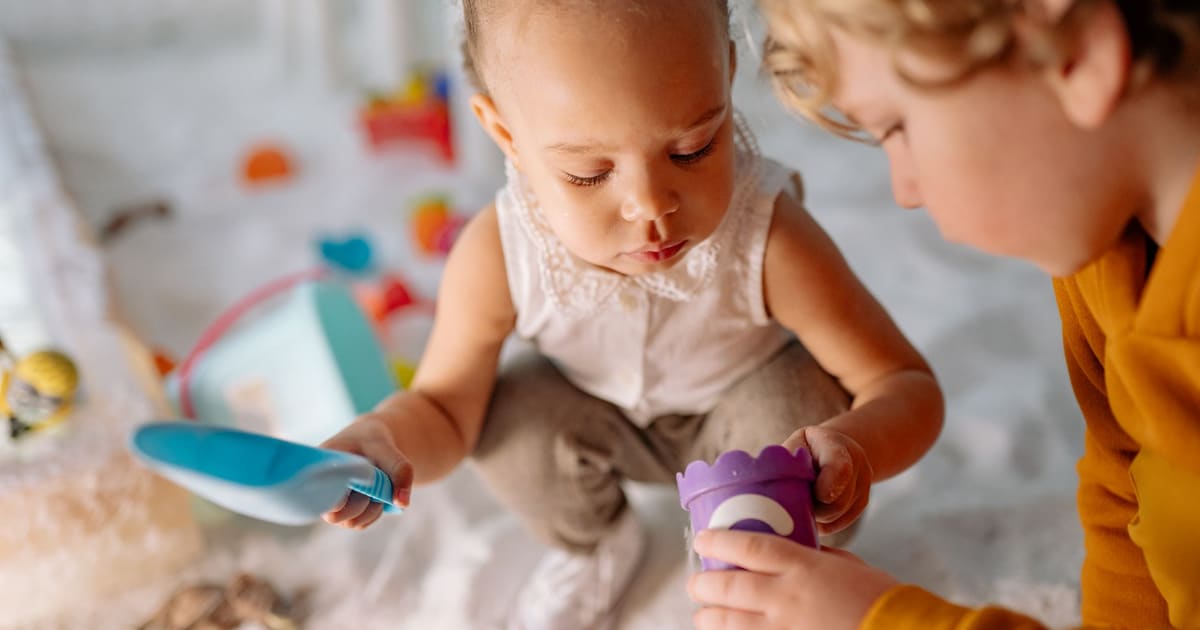 Crianças pequenas a brincar na creche