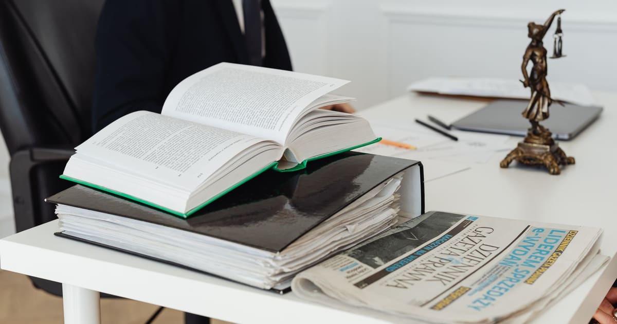Livros e documentos numa secretária