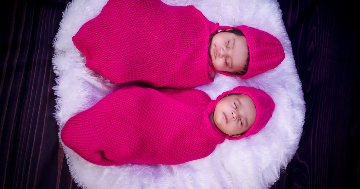Bebés gémeos a dormir