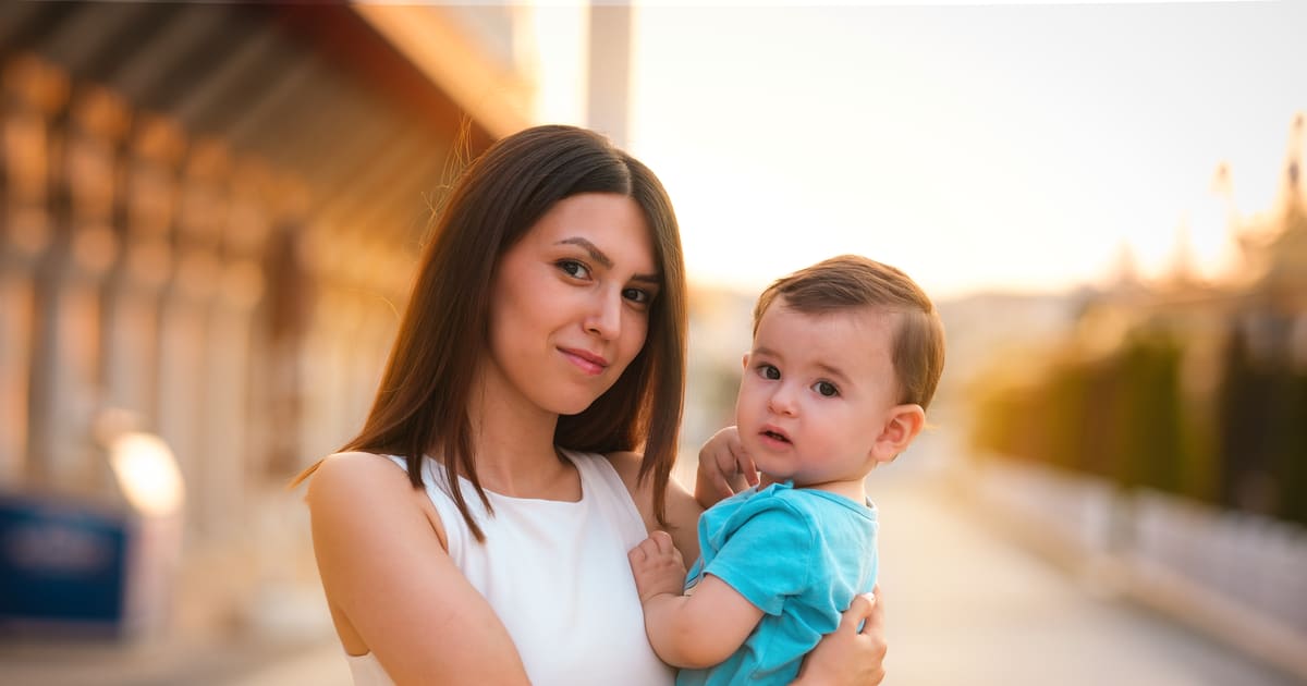 Mãe com bebé na cidade