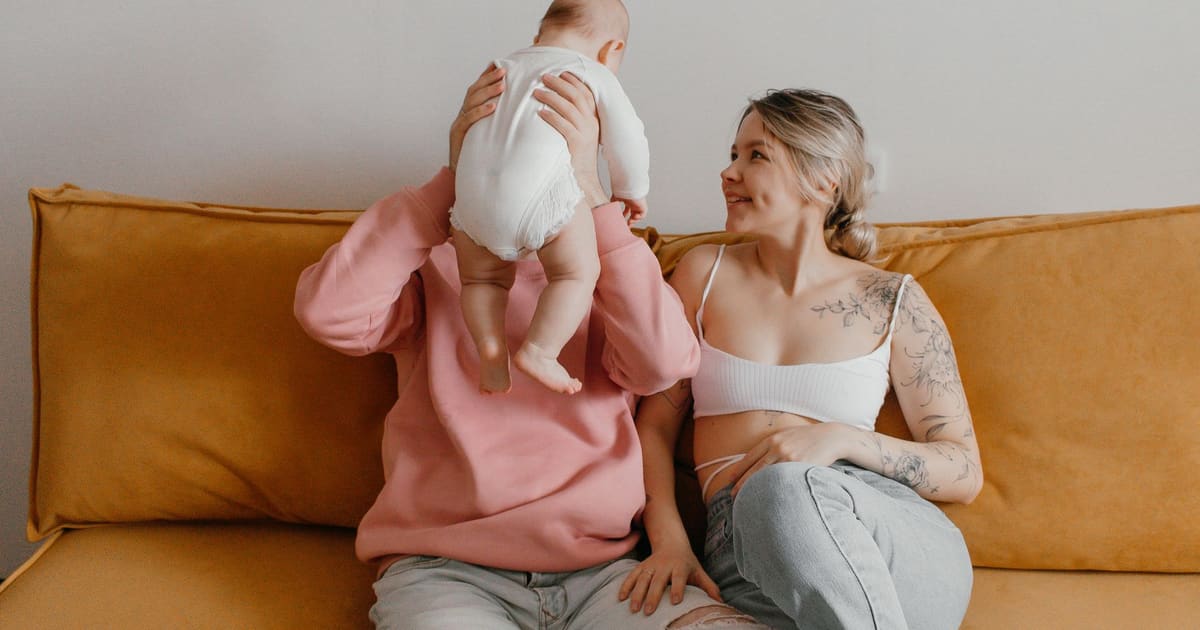 Casal com bebé a organizar o calendário