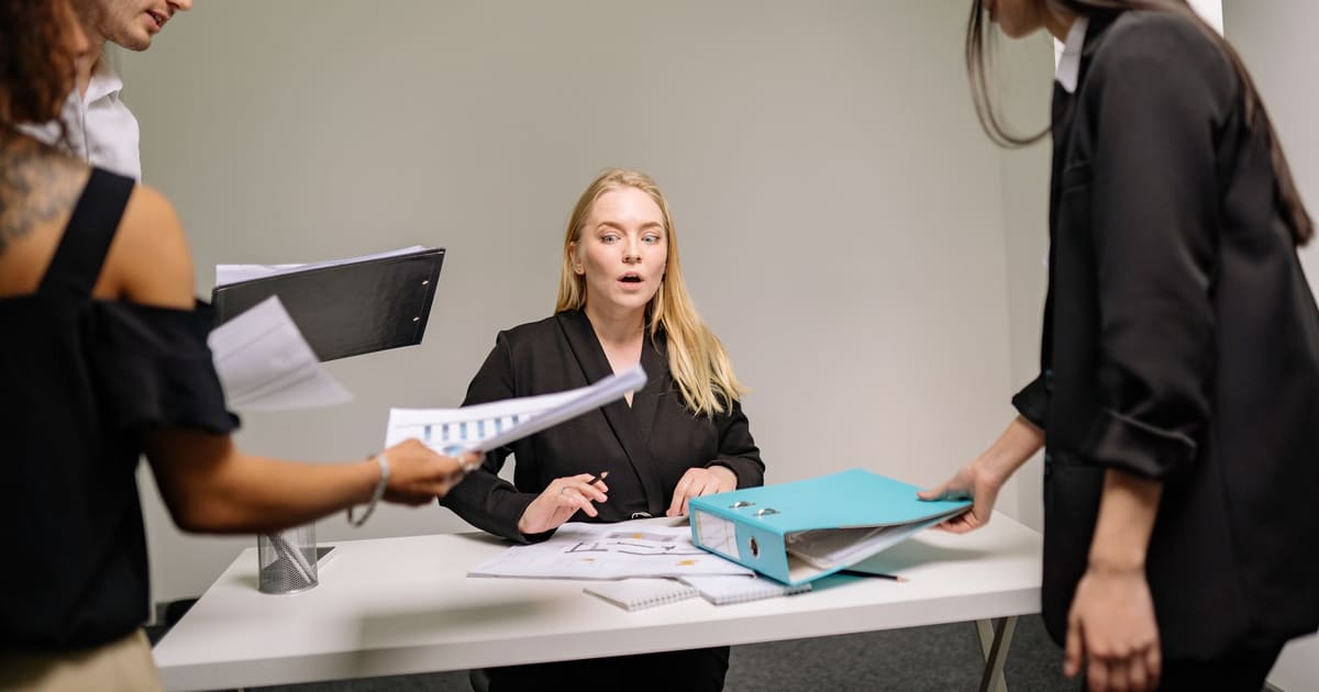 Grávida no trabalho com colegas