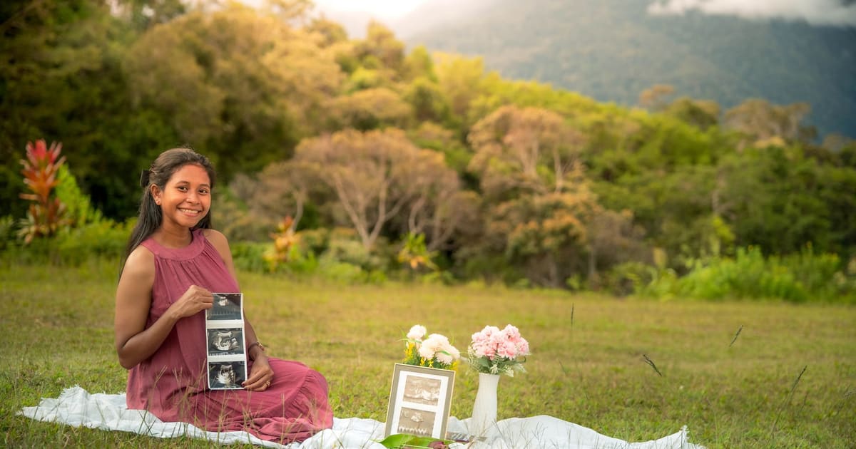 Grávida com a fotografia da ecografia