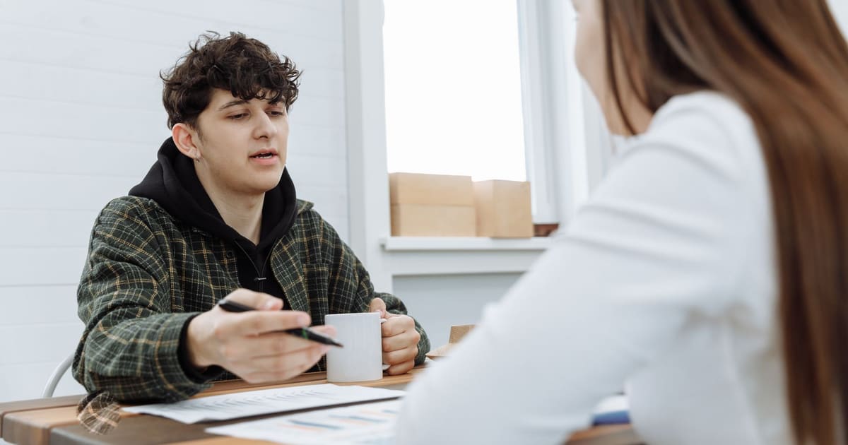 Grávida a conversar no escritório