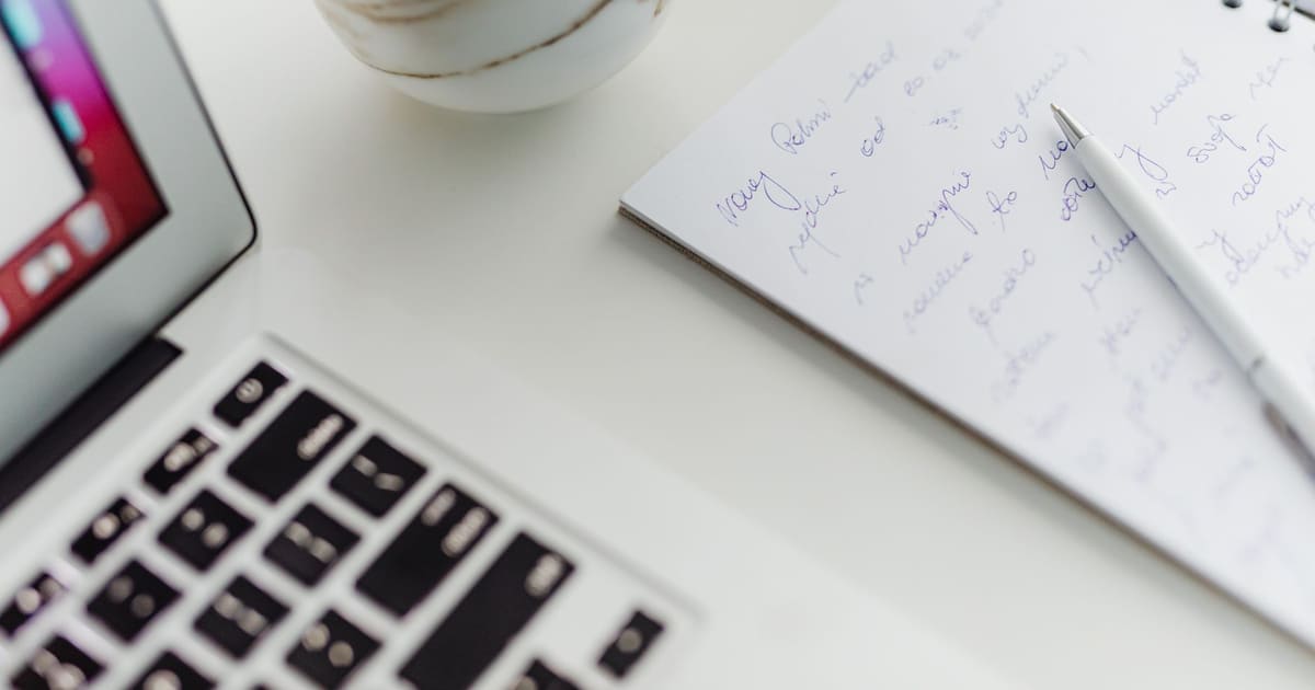 Secretária de trabalho com caderno e portátil